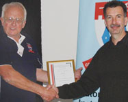 Eric Carter (L) presents Max Koen with the SAIMC certificate of appreciation.